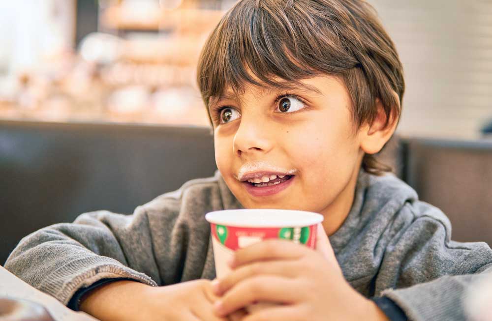 Picie kawy przez dzieci jest bezpieczne? jakie są skutki picia kawy