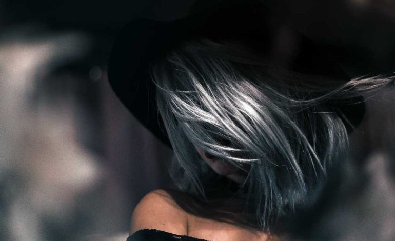 srebrne pasemka na siwych włosach