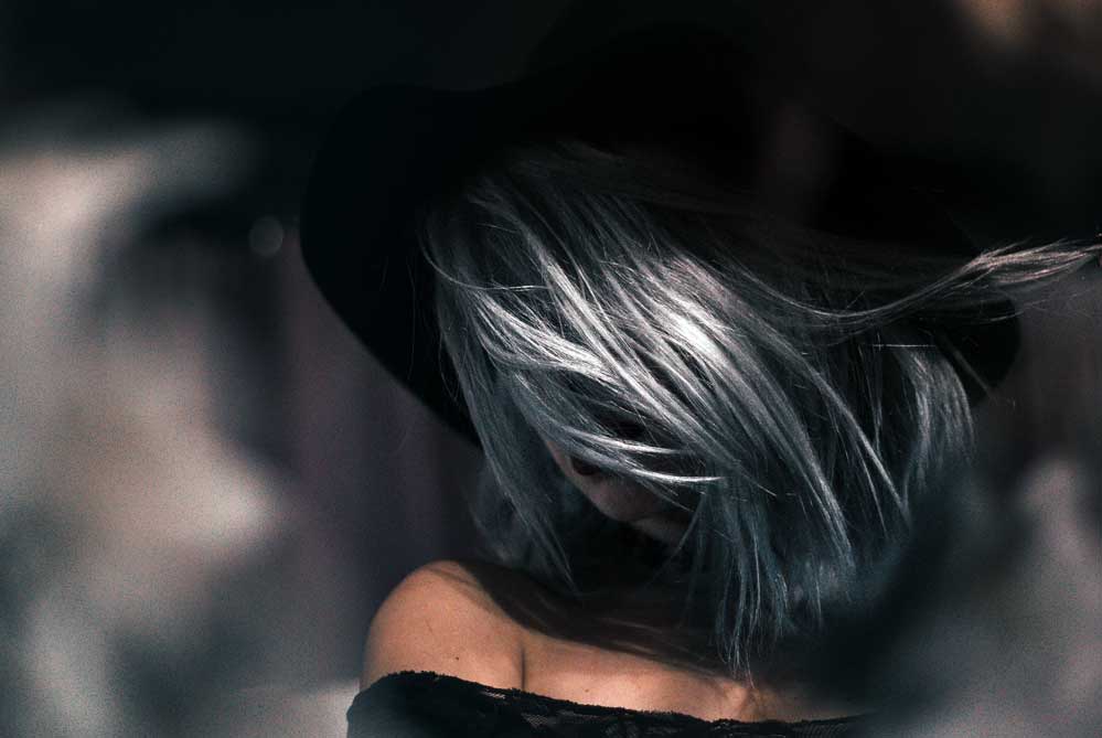 Srebrne pasemka na siwe włosy – odmładzająca koloryzacja
