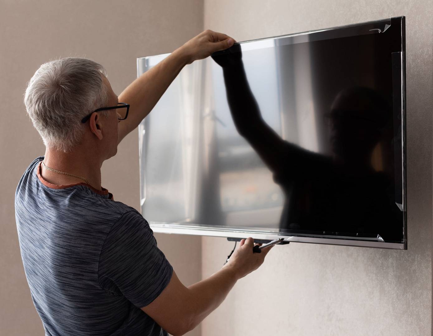 Zalety montażu TV na ścianie — jak zmienia to Twoje doświadczenie telewizyjne?