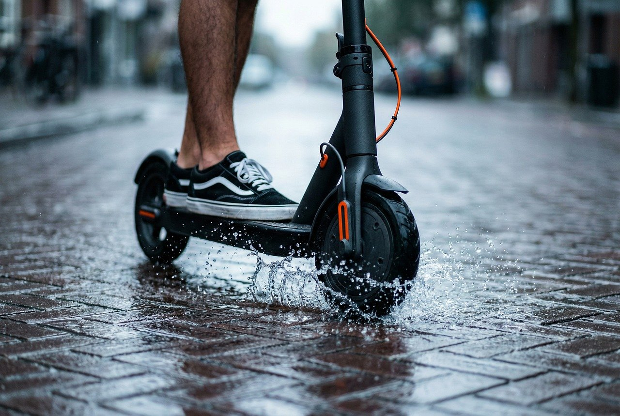 Jak wybrać e-hulajnogę, by ułatwić sobie codzienne dojazdy?
